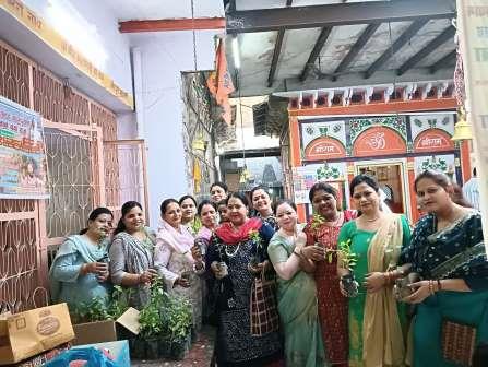 पुरुषोत्तम मास में वार्ष्णेय महिला वेलफेयर ने किया तुलसी वितरण