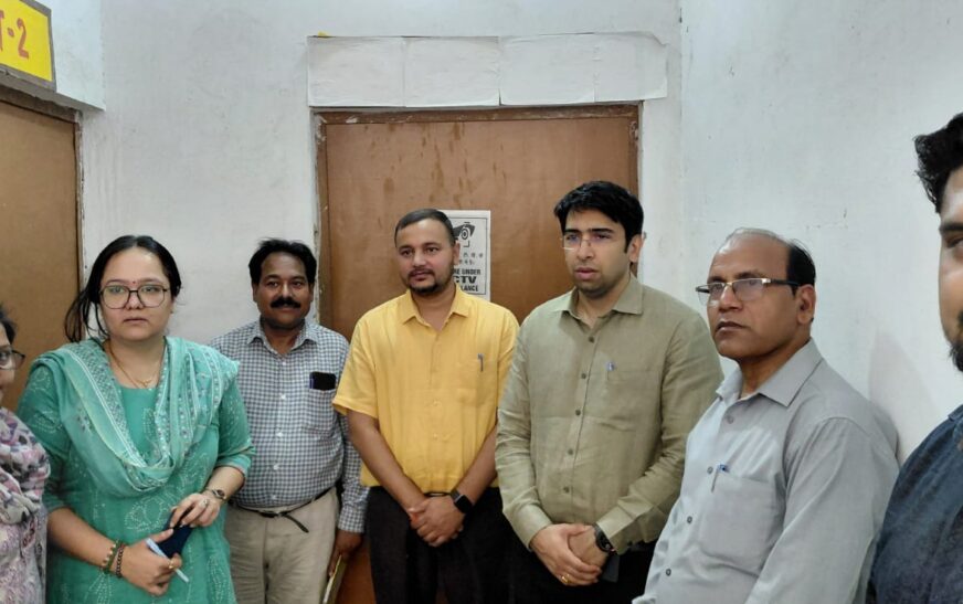 ईवीएम एवं वीवीपैट वेयरहाउस का जिलाधिकारी ने किया मासिक निरीक्षण
