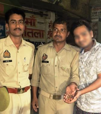 ईमानदारी की मिसाल बनी हाथरस पुलिस, महिला को लौटाया 3 लाख रुपये का खोया सोने का हार