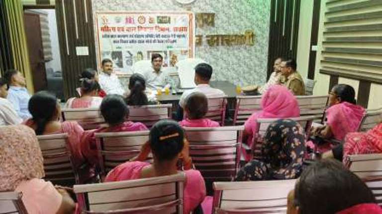 सासनी ब्लॉक में बाल कल्याण एवं संरक्षण समिति की बैठक आयोजित, योजनाओं की दी गई जानकारी