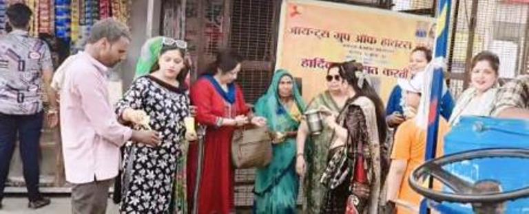 गंगा दशहरा पर जायंट्स ग्रुप ऑफ हाथरस सहेली ने किया गन्ने के रस का वितरण