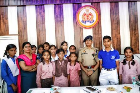 एडीजी आगरा जोन ने किया थाना सासनी का निरीक्षण, मेधावी छात्र-छात्राओं को वितरित की साइकिलें