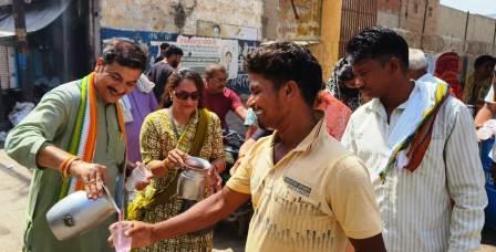 एकादशी पर बाबा बर्फानी मंदिर पर हुआ मिल्क शेक वितरण