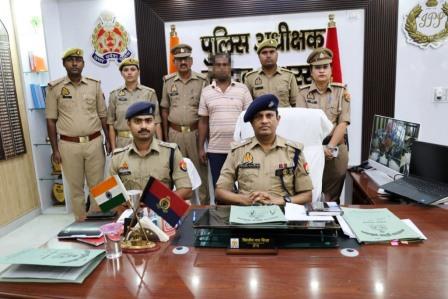 तीन तलाक एवं मारपीट के मामले में पिछले पांच वर्षों से फरार चल रहे आरोपी खुर्जा से गिरफ्तार
