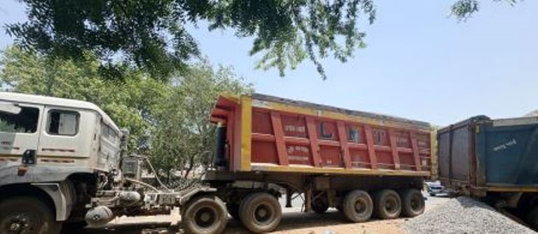 अवैध खनन के खिलाफ बड़ी कार्रवाई, चंदपा पुलिस ने तीन डंपर किए सीज