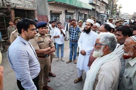 बकरीद को लेकर किया फ्लैग मार्च, डीएम-एसपी बोले अफवाहों पर ध्यान न दें, आपसी भाईचारे एवं सौहार्द के साथ त्योहार मनाएं