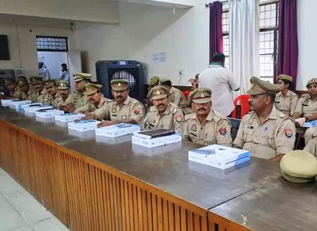 सादाबाद : अब टेबलेट स्क्रीन पर होगी अपराधियों की कुंडली
