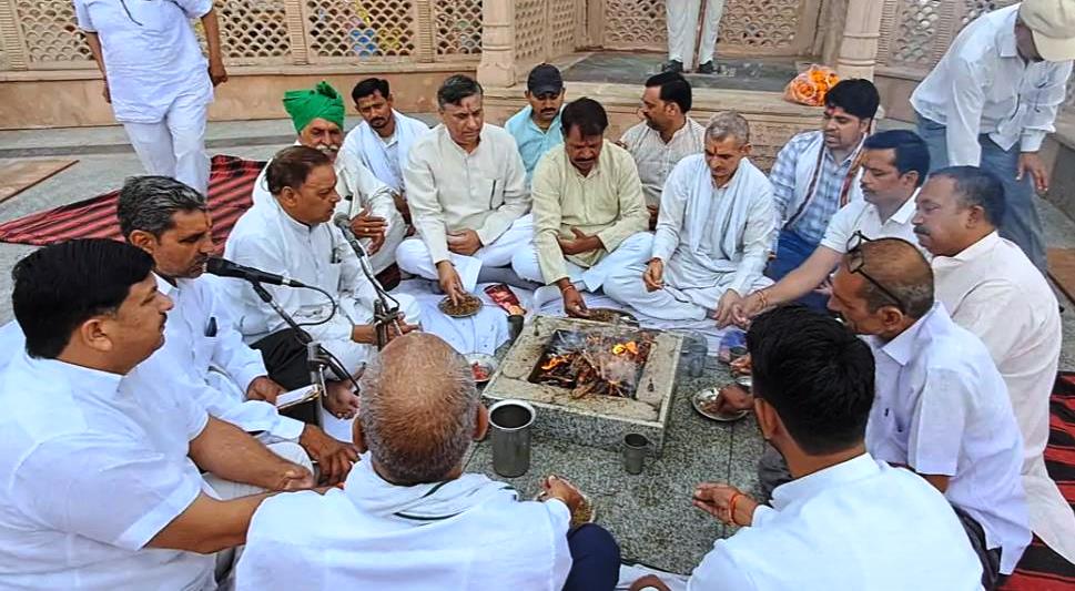 सादाबाद : पुण्यतिथि पर किसानों के मसीहा को नमन, हवन में भारत रत्न चौधरी चरण सिंह के अनुयायियों ने दी आहुतियां