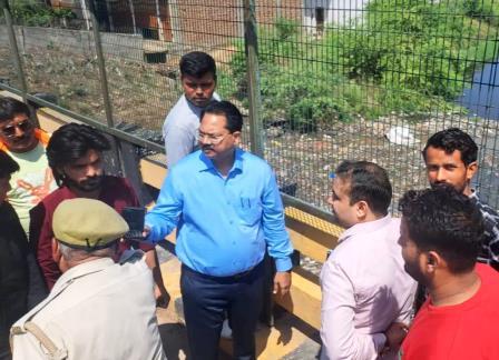 सादाबाद : करवन नदी की जांच करने पहुंची टीम  रंग ला रही युवाओं की मेहनत, एकमतेज फाउंडेशन, डॉ. अविन शर्मा कर चुके हैं अभियान का समर्थन