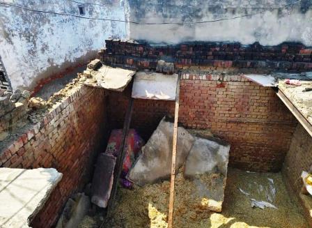 सादाबाद : आकाशीय बिजली से धमाके के साथ गिरी मकान की छत, कजरौठी क्षेत्र के गांव पोदा में शुक्रवार रात हुई घटना से सहमा परिवार
