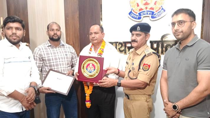 हाथरस में सेवानिवृत्त चार पुलिसकर्मियों को दी गई भावभीनी विदाई