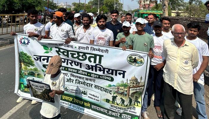 नदी को प्रदूषण मुक्त करने के लिए मांगा सहयोग, युवाओं ने सादाबाद में रैली निकालकर नदी में कूड़ा न फेंकने की अपील की