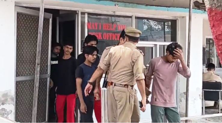 हाथरस की तीन लापता युवतियां दिल्ली के होटल से बरामद, नौकरी का झांसा देकर ले जाई गई थीं युवतियां, पांच युवक गिरफ्तार
