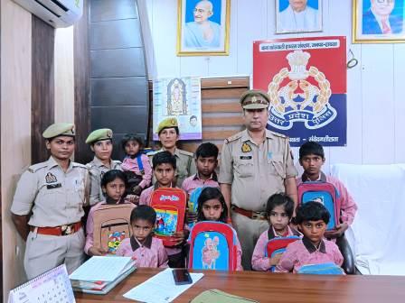 हाथरस पुलिस की अनूठी पहल, 21 जरूरतमंद बच्चों का कराया स्कूल में दाखिला, बांटी किताबें और ड्रेस