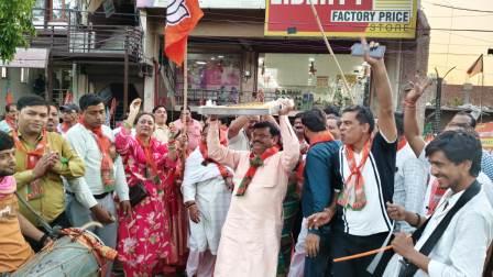 बंगाल में विजय की मन्नत पूरी होने पर पूर्व पालिकाध्यक्ष ने कराया मिष्ठान एवं झालमुड़ी वितरण