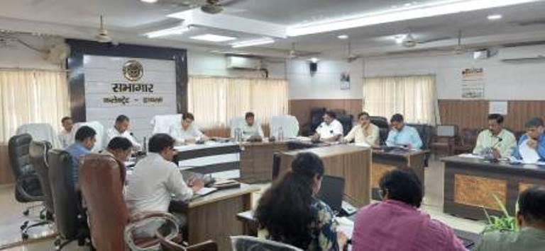 राजस्व वसूली में लापरवाही बर्दाश्त नहीं, बैनामे वाली गाटा संख्या का मौके पर हो सत्यापन, अवैध खनन पर लगे पूरी तरह रोक, डीएम अतुल वत्स ने कलेक्ट्रेट में समीक्षा बैठक कर अधिकारियों को दिए कड़े निर्देश