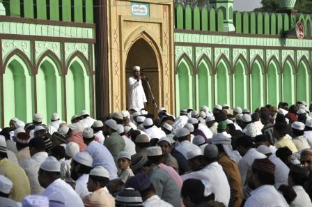 हाथरस में उत्साह और भाईचारे के साथ मनाया गया बकरीद का त्योहार, अमन की दुआओं के साथ अदा हुई नमाज, सुरक्षा के कड़े इंतजाम, तस्वीरें देखें