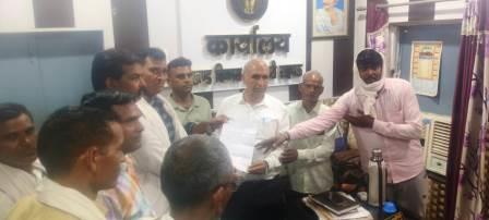 सहपऊ : तेरह माह से रोजगार सेवकों नहीं मिला मानदेय, कार्य करने में जताई असमर्थता, बीडीओ को दिया ज्ञापन