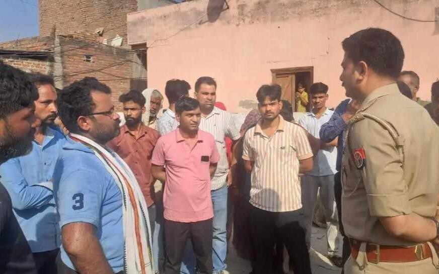 पुसैनी हत्याकांड : आरोपियों की गिरफ्तारी की मांग पर अड़े परिजन, भारी पुलिस बल की मौजूदगी में हुआ अंतिम संस्कार