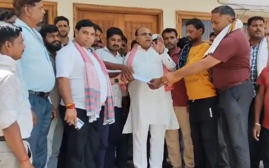 सादाबाद में अवैध वसूली के विरोध में टेम्पो चालकों की हड़ताल, पूर्व विधायक देवेंद्र अग्रवाल को सौंपा ज्ञापन