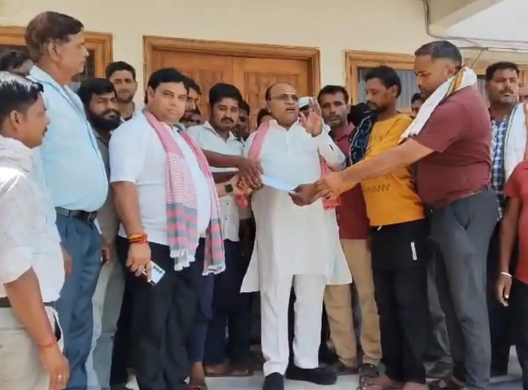सादाबाद में अवैध वसूली के विरोध में टेम्पो चालकों की हड़ताल, पूर्व विधायक देवेंद्र अग्रवाल को सौंपा ज्ञापन