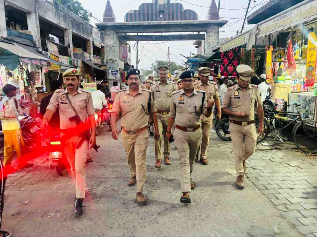 सादाबाद में अपर पुलिस अधीक्षक रामानन्द कुशवाहा ने किया पैदल गश्त, सुरक्षा व्यवस्था का लिया जायजा