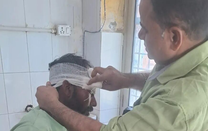 सादाबाद : दो बाइकों की आमने-सामने भिड़ंत में तीन घायल, एक की हालत गंभीर