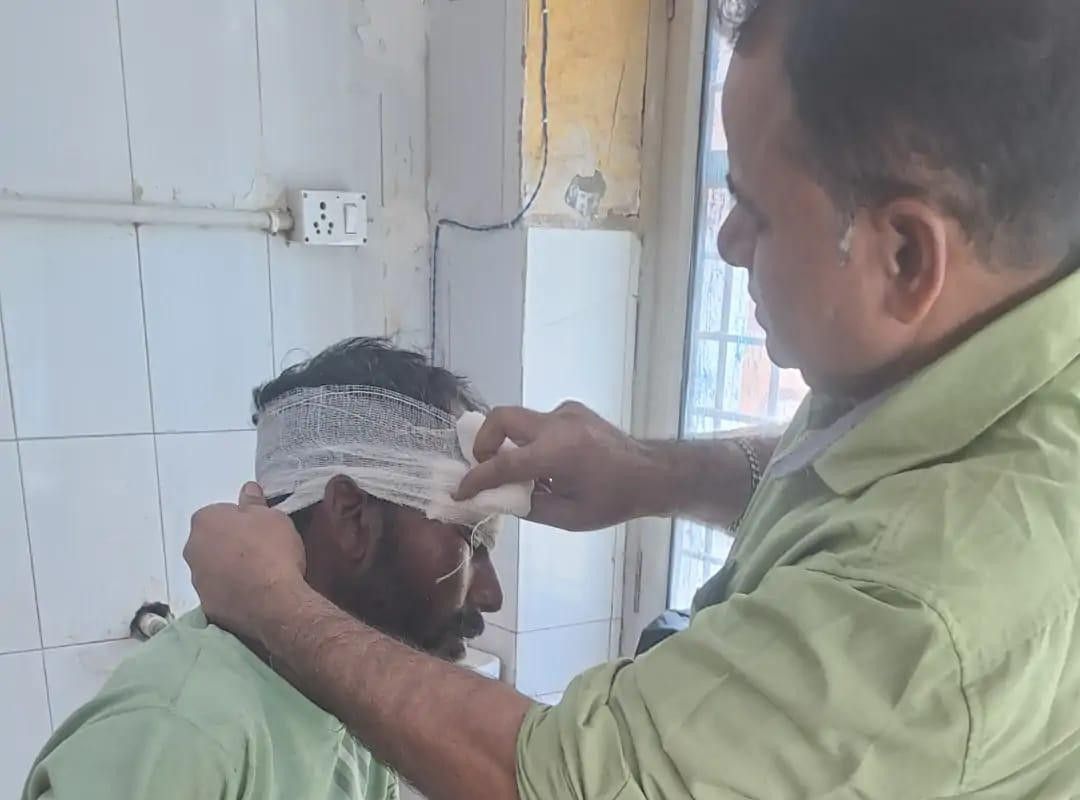 सादाबाद : दो बाइकों की आमने-सामने भिड़ंत में तीन घायल, एक की हालत गंभीर