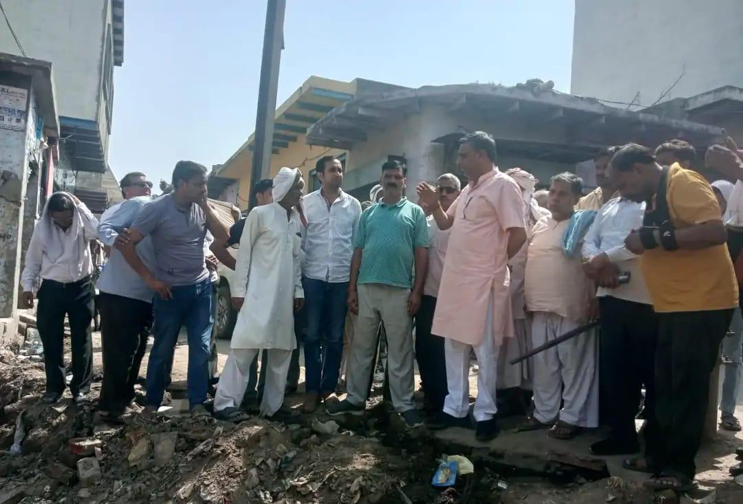 सादाबाद : 76 साल पुराने आयुर्वेदिक अस्पताल के पुनर्निर्माण की जगी उम्मीद, विधायक ने डीएम से की वार्ता