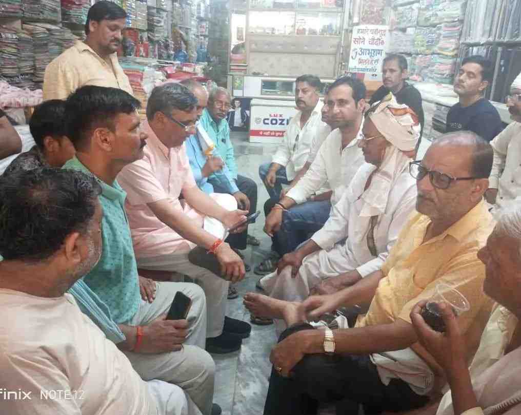 सादाबाद : रोडवेज बसों के नियमित संचालन की मांग को लेकर विधायक प्रदीप चौधरी का घेराव