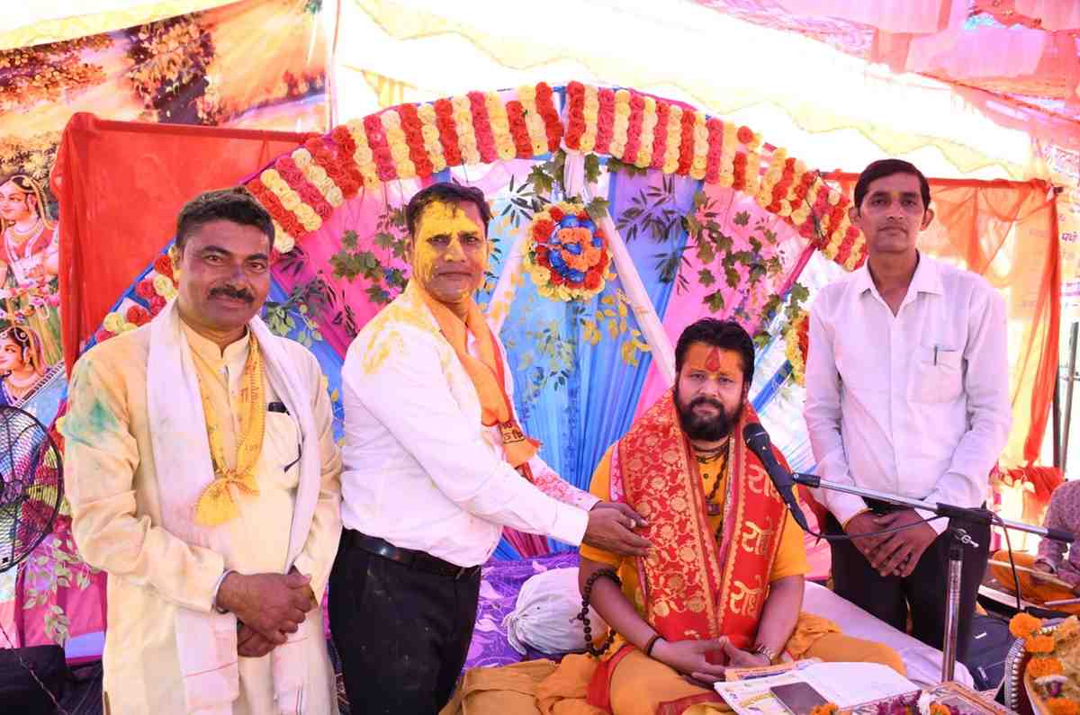 अधिक मास कथा के तृतीय दिवस पर कथा व्यास राघव दास महाराज ने सुनाई ब्रज की होली, ध्रुव-प्रह्लाद प्रसंग