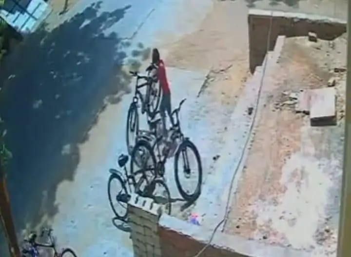 सादाबाद : लाइब्रेरी के बाहर साईकिल चोरी करते पकड़ा