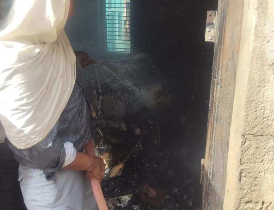 सादाबाद : वारदाना गोदाम में आग से हजारों का नुकसान