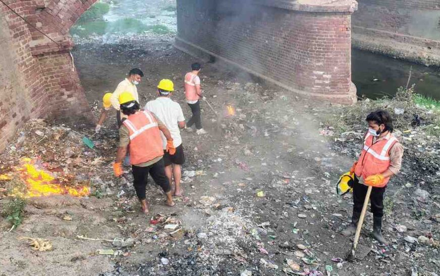 सादाबाद : सफाई के साथ युवाओं ने बढ़ाई जागरूकता