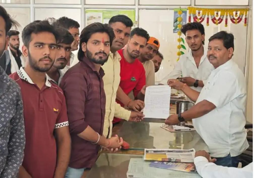 सादाबाद : करवन नदी के सौंदर्यीकरण और अतिक्रमण हटाने की उठी मांग, तहसीलदार व नगर पंचायत अध्यक्ष को सौंपा ज्ञापन