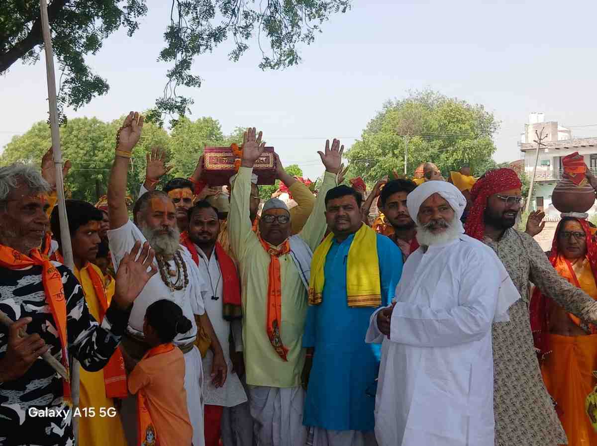 सादाबाद : ग्राम साथिया में 16 कुंडी दिव्य हरिहरात्मक महायज्ञ का शुभारंभ, विश्व शांति और मानव कल्याण की कामना