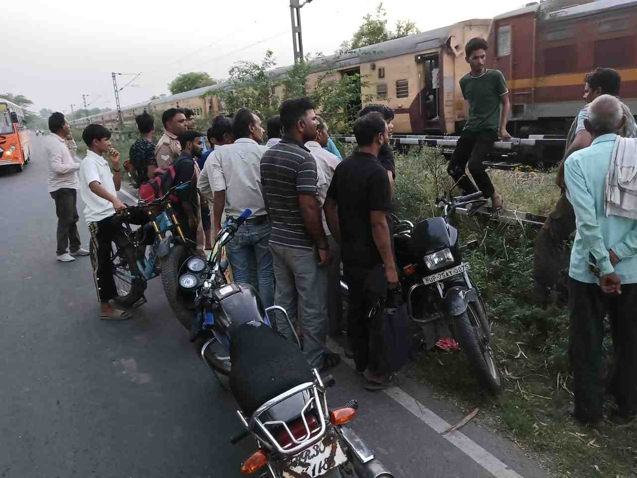 माया सिटी के सामने ट्रैक्टर से टकराई सवारी ट्रेन, यात्री गंभीर घायल