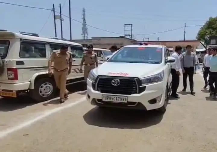 सादाबाद : समाधान दिवस में एक ही वाहन से पहुंचे डीएम और एसपी, दिया ईंधन बचत का संदेश