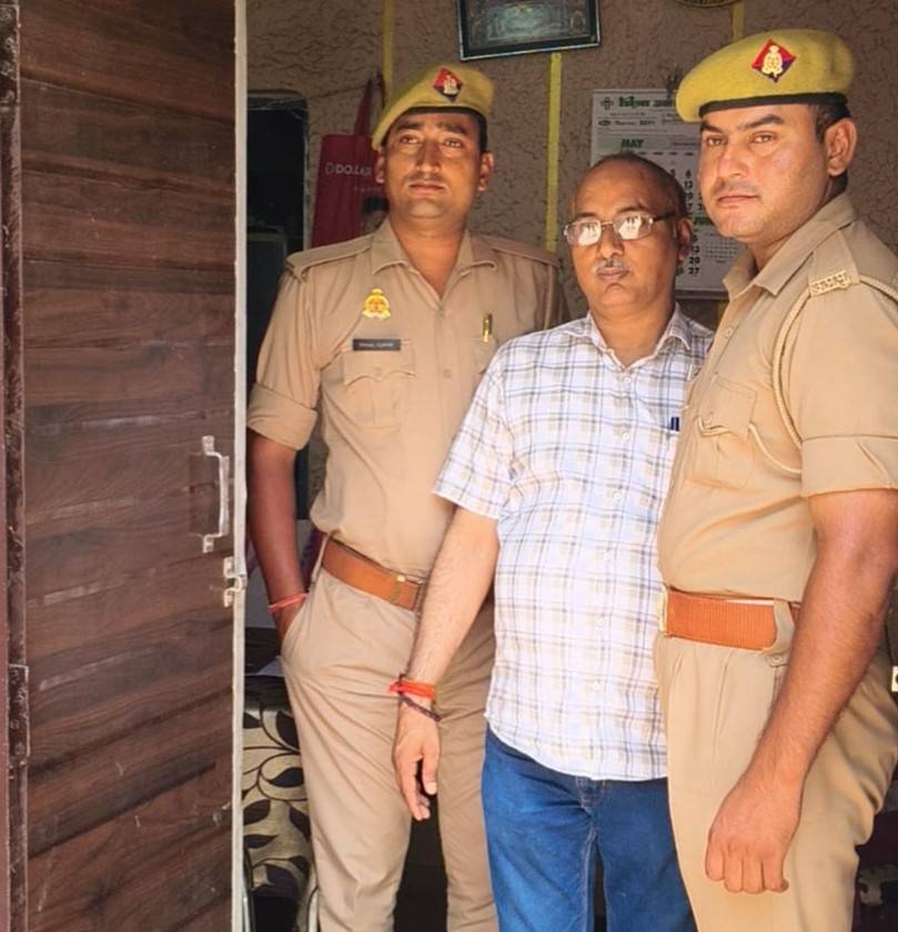 सिकंदराराऊ : परशुराम शोभायात्रा में शामिल होने से रोकने के लिए मित्रेश चतुर्वेदी के आवास पर पुलिस तैनात, जताई नाराजगी