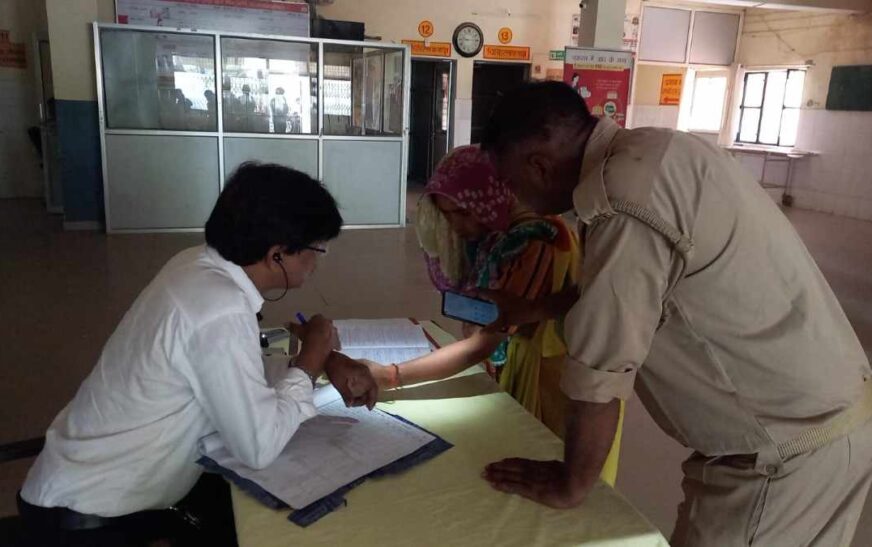 हसायन : भीषण गर्मी में सामुदायिक स्वास्थ्य केन्द्र पर विद्युत आपूर्ति ठप होने से मरीज तीमारादार के साथ स्वास्थ्य कर्मी हुए परेशान
