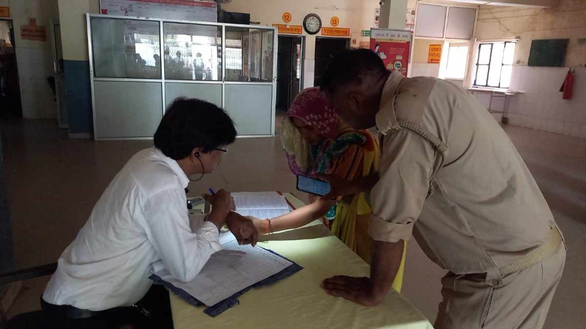 हसायन : भीषण गर्मी में सामुदायिक स्वास्थ्य केन्द्र पर विद्युत आपूर्ति ठप होने से मरीज तीमारादार के साथ स्वास्थ्य कर्मी हुए परेशान