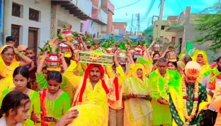 हसायन : श्रीमद्भागवत कथा से पूर्व निकाली कलश यात्रा से वातावरण हुआ भक्तिमय