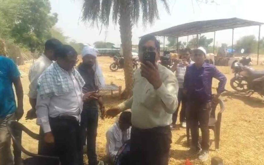 हसायन : गौशाला में डिप्टी सीवीओ ने गौरक्षकों को ‘सांड’ कहने वाले बयान पर भड़के गौरक्षकों ने दिया धरना,अधिकारी पर अभद्रता का आरोप