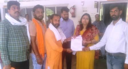 हसायन : जिलाधिकारी कार्यालय पर पहुंचकर गौ सेवको ने डिप्टी सीवीओ के खिलाफ ओसी कलेक्ट्रेट को सौंपा ज्ञापन