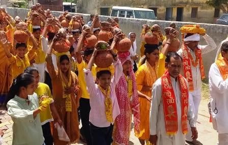 हसायन : श्रीमद्भागवत कथा के धार्मिक आयोजन से पूर्व निकाली गई कलश यात्रा