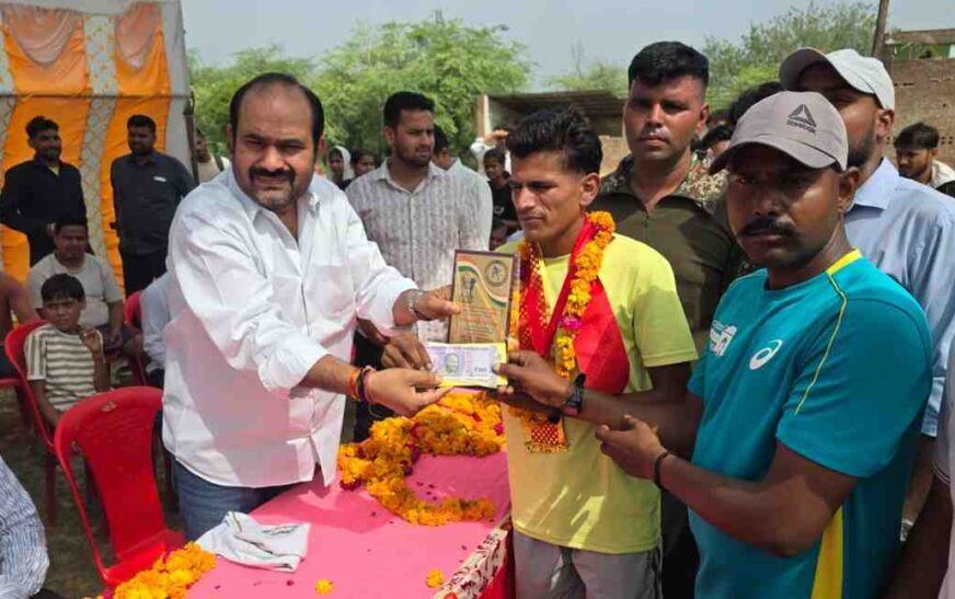 सादाबाद : योग दिवस पर दौड़ प्रतियोगिता में रघु और पायल ने मारी बाजी