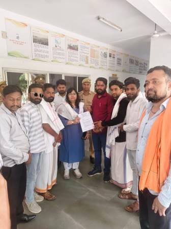 हसायन : हिंदूवादी गौ सेवक गौ रक्षक संगठनों ने जिलाधिकारी व राष्ट्रपति के नाम ओसी कलेक्ट्रेट को सौंपा ज्ञापन