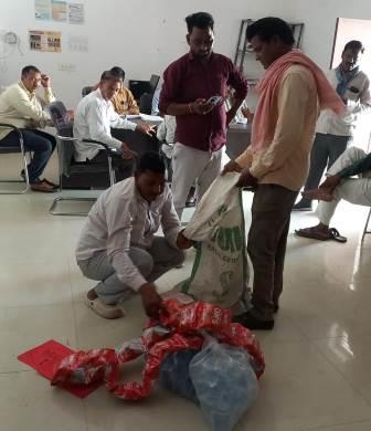 हसायन : स्वअल्पाहार की सामिग्री रखकर तैेयारी करते रह गए ब्लाक कर्मी लखनऊ में हुए दुखद हादसे के बाद सीएम कार्यक्रम की तैयारिया हुई रद्द