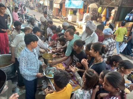 हसायन : दशहरा पर्व पर भंडारा प्रसाद पाने के लिए उमडी राहगीरों और दुकानदारों की भीड, सब्जी पूडी का हुआ वितरण