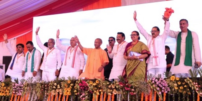 हाथरस बनेगा नया औद्योगिक हब: मुख्यमंत्री योगी ने किया ₹548 करोड़ की योजनाओं का शिलान्यास, हींग और गुड़ को मिलेगी वैश्विक पहचान, अखिलेश यादव पर तीखा पलटवार, बोले-जहां कानून-व्यवस्था मजबूत, विकास वहीं संभव